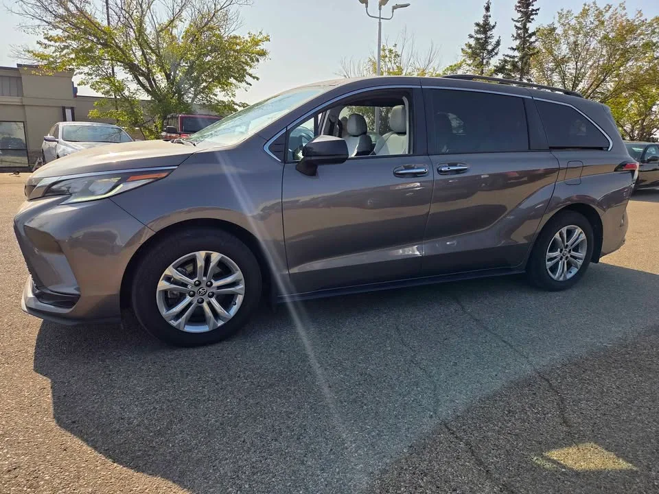 2022 Toyota Sienna image indicator(2)