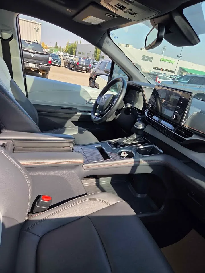 2022 Toyota Sienna image indicator(9)