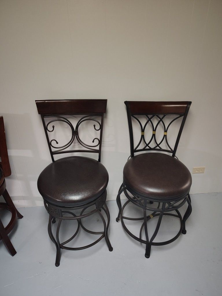 2 Swivel Counter Stools