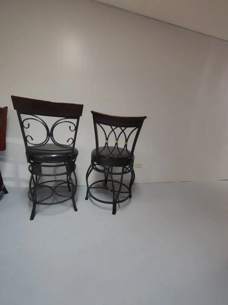 2 Swivel Counter Stools image indicator(2)