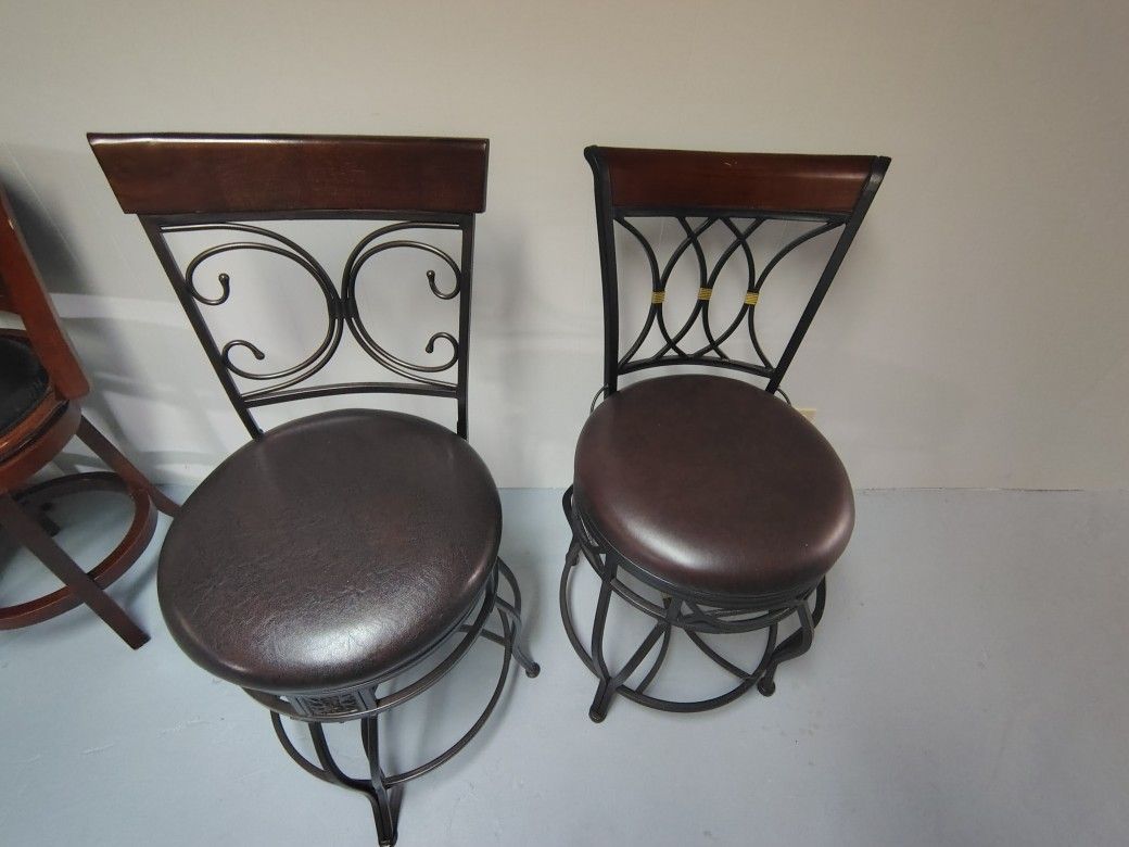 2 Swivel Counter Stools - photo 3