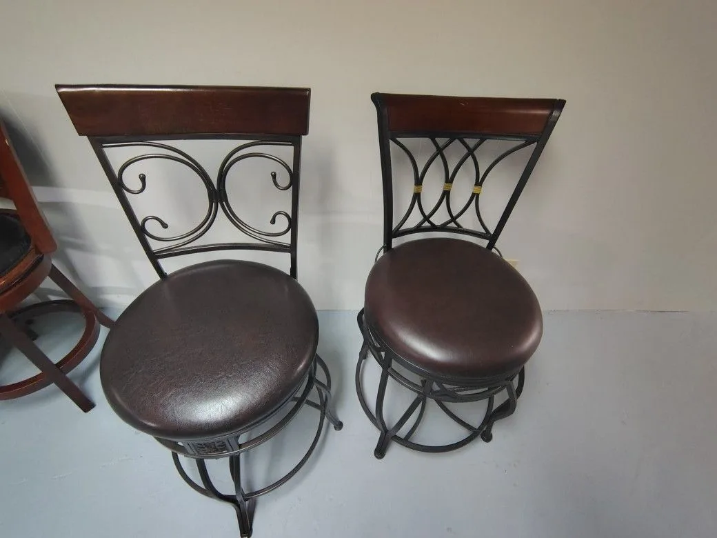 2 Swivel Counter Stools image indicator(3)