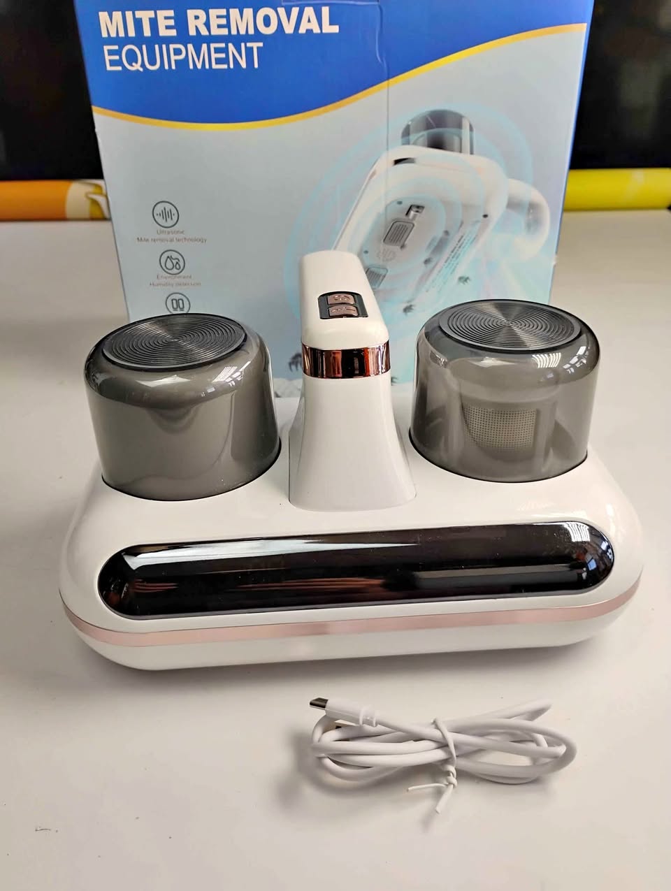 DUST MITE REMOVAL DEVICE / MATTRESS VACUUM CLEANER