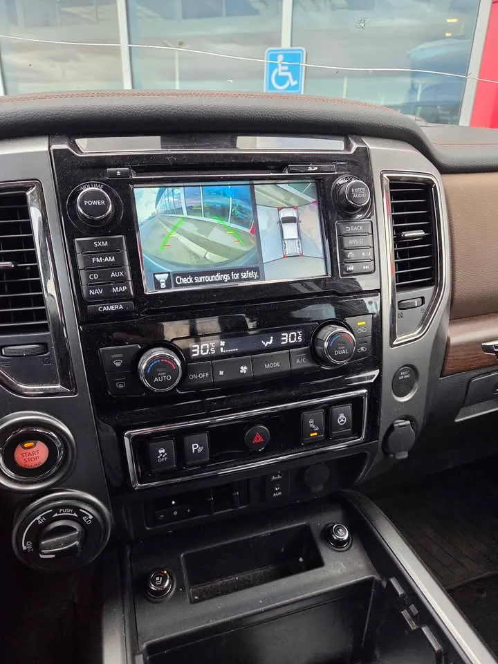 2018 Nissan Titan Crew Cab image indicator(2)