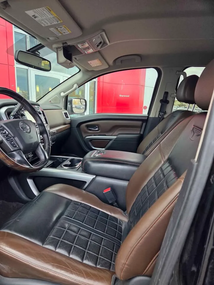 2018 Nissan Titan Crew Cab image indicator(4)