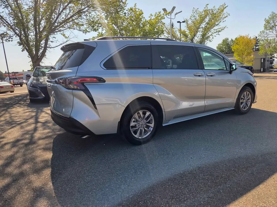 2025 Toyota Sienna image indicator(3)