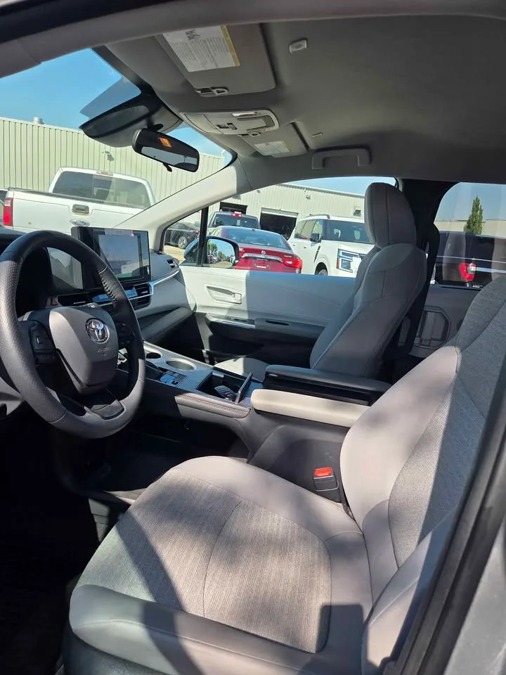 2025 Toyota Sienna image indicator(5)