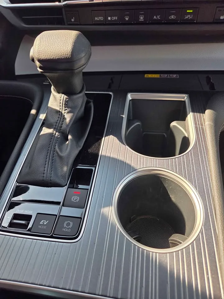 2025 Toyota Sienna image indicator(10)