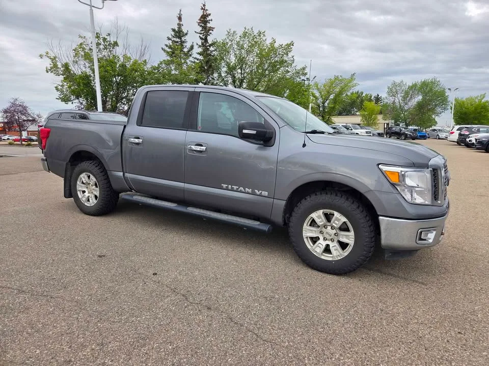 2018 Nissan Titan Crew Cab image indicator(2)