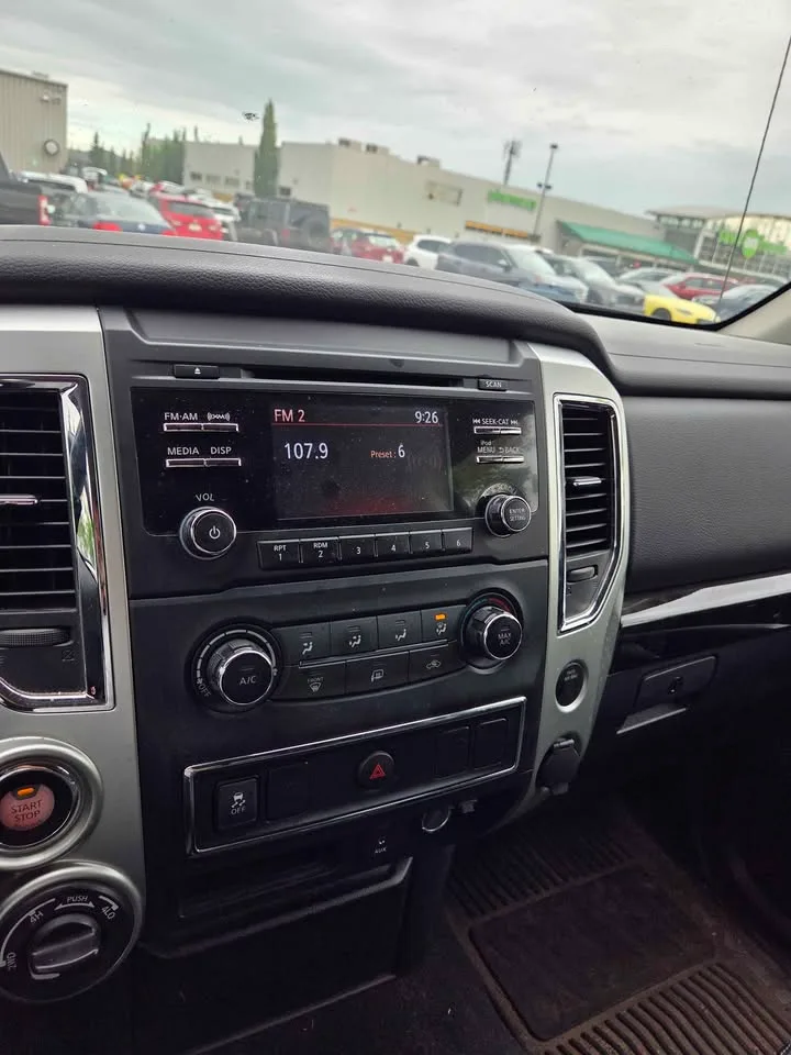 2018 Nissan Titan Crew Cab image indicator(3)