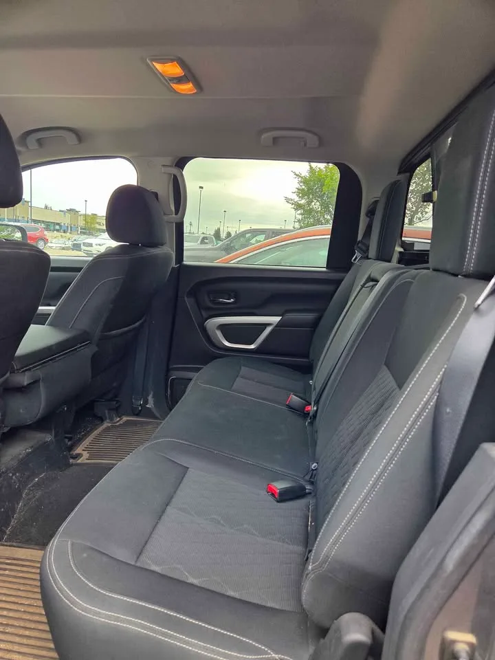 2018 Nissan Titan Crew Cab image indicator(5)