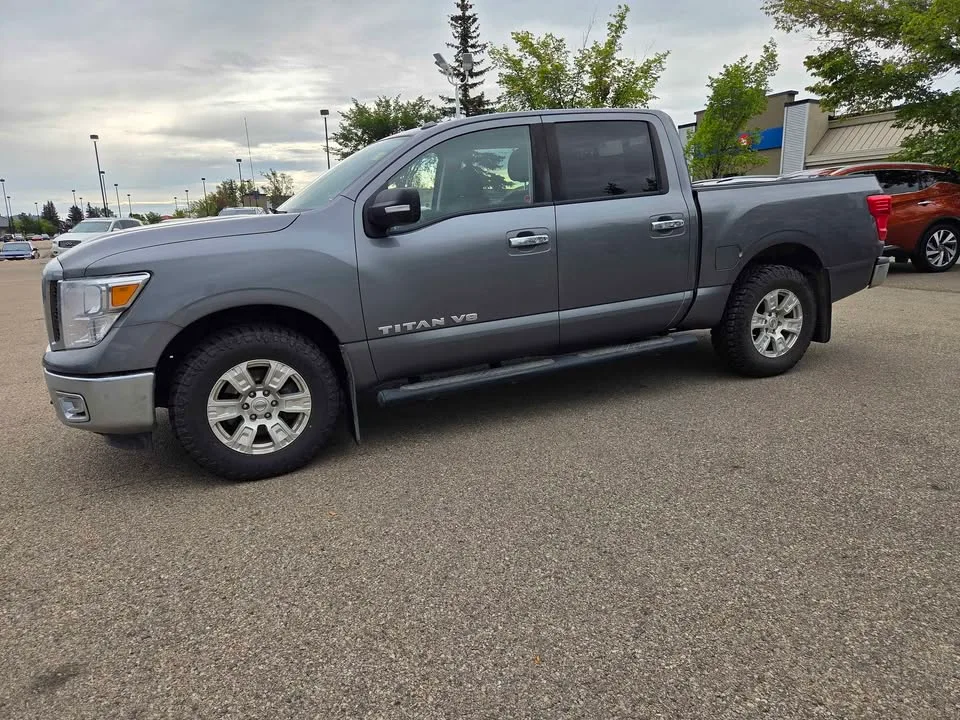 2018 Nissan Titan Crew Cab image indicator(8)