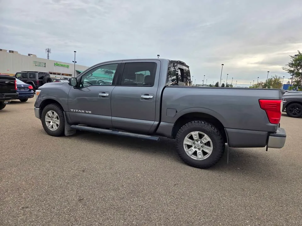 2018 Nissan Titan Crew Cab image indicator(9)