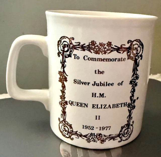 Commemorative Queen Elizabeth II Silver Jubilee Mug image indicator(2)