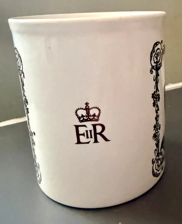 Commemorative Queen Elizabeth II Silver Jubilee Mug image indicator(3)