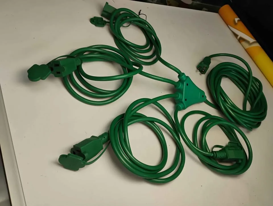 HDX 28 Ft 16AWG 4-Outlet Outdoor Extension Cord image indicator(2)