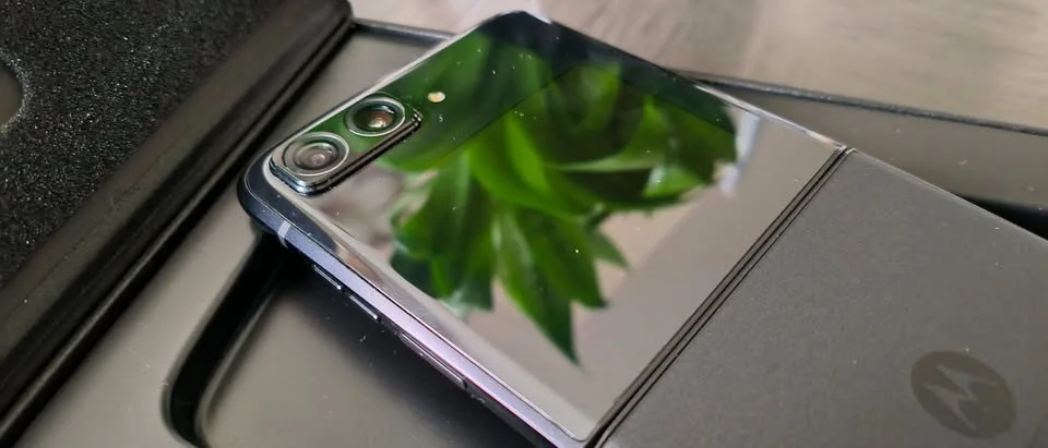 Motorola RAZR 2022 5G 12GB/512GB 6.7" Smartphone image indicator(7)