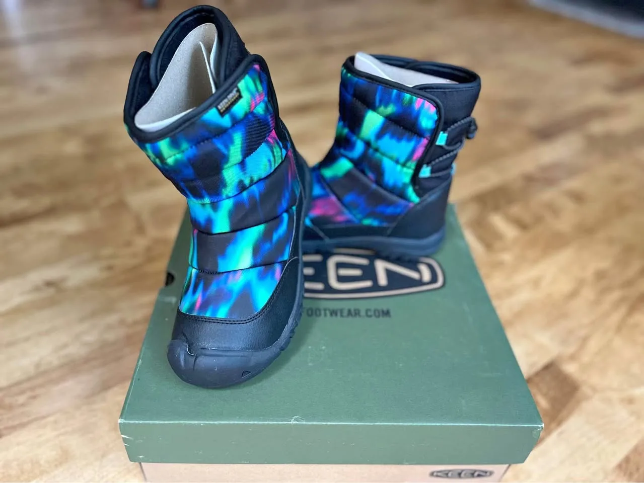 BRAND NEW IN BOX! KEEN KIDS BOOTS (Size 4)