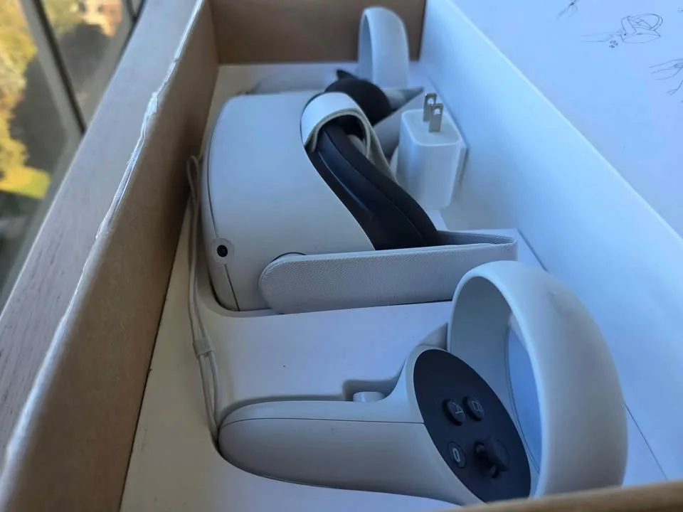 🎮 Oculus Quest 2 (128 GB) – Excellent Condition image indicator(3)