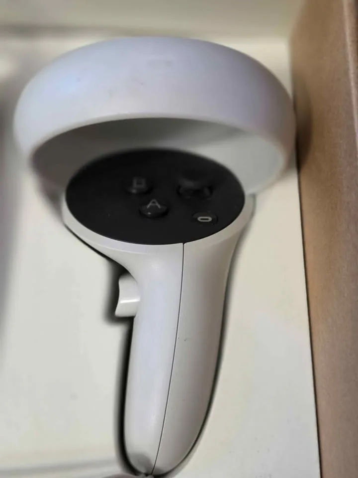 🎮 Oculus Quest 2 (128 GB) – Excellent Condition image indicator(7)