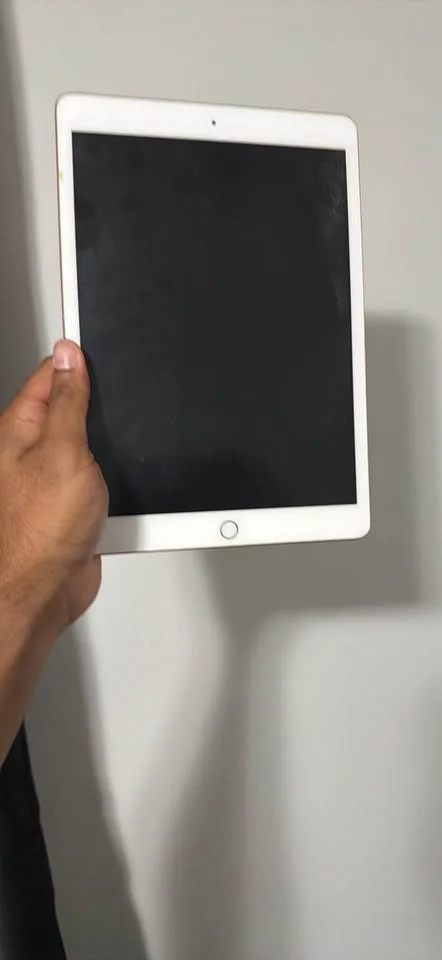 IPAD ROSE GOLD 7TH GENERATION - USED BUT LIKE NEW image indicator(3)