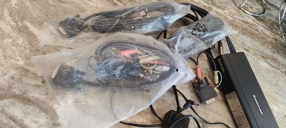 2-Port DualView Dual-Link DVI KVMP Switch with Audio image indicator(7)