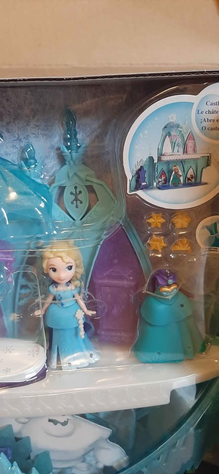 2015 Disney Frozen Little Kingdom Castle - photo 3