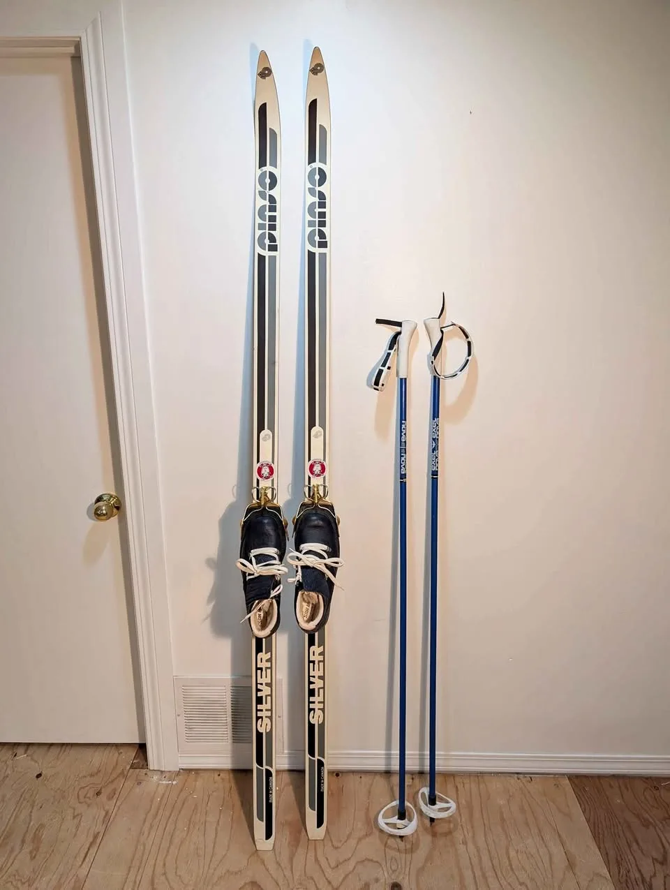 Vintage Pisno womens cross country skis thumbnail