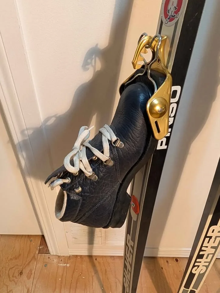 Vintage Pisno womens cross country skis image indicator(2)