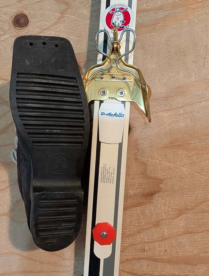 Vintage Pisno womens cross country skis image indicator(5)