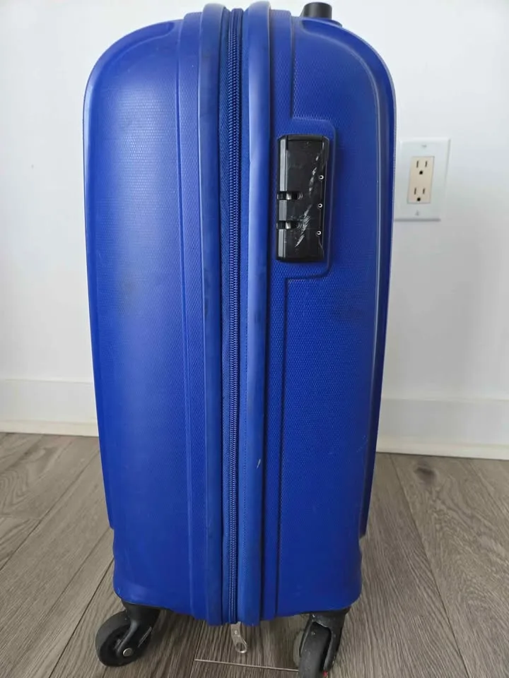 American Tourister Carry-On Bag – Excellent Condition! image indicator(2)