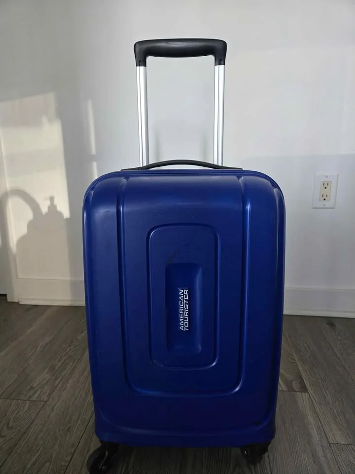 American Tourister Carry-On Bag – Excellent Condition! image indicator(3)