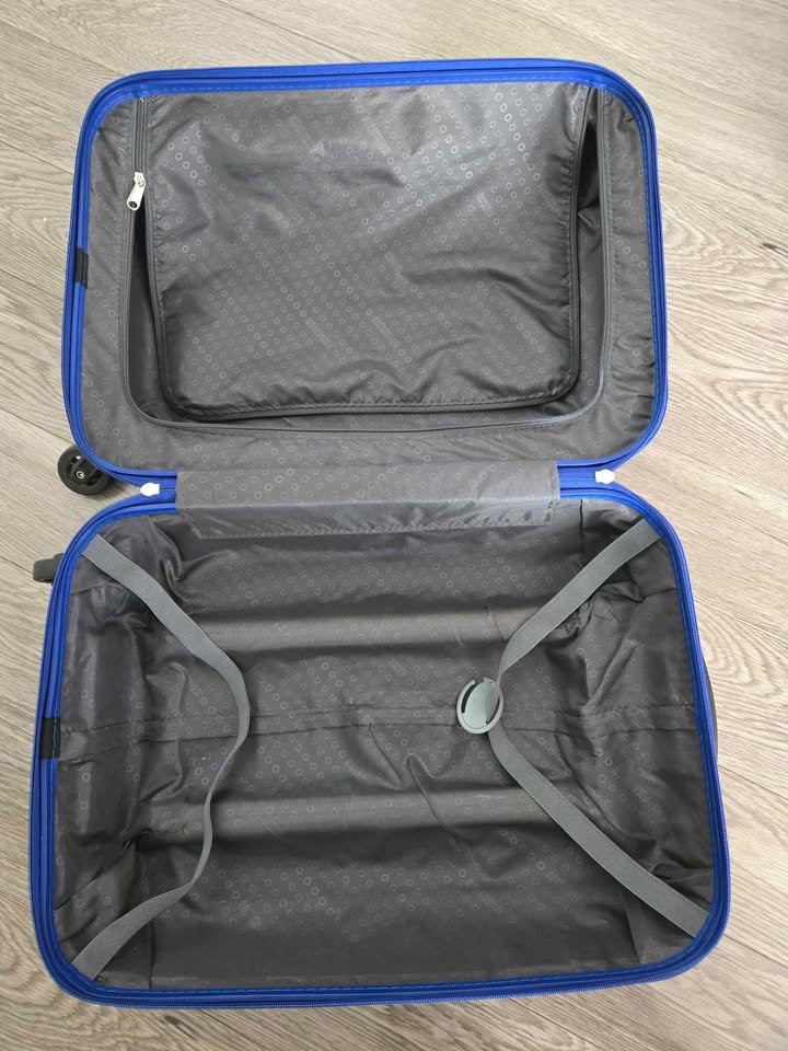 American Tourister Carry-On Bag – Excellent Condition! - photo 5