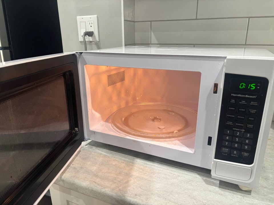 Hamilton Beach Microwave - photo 2