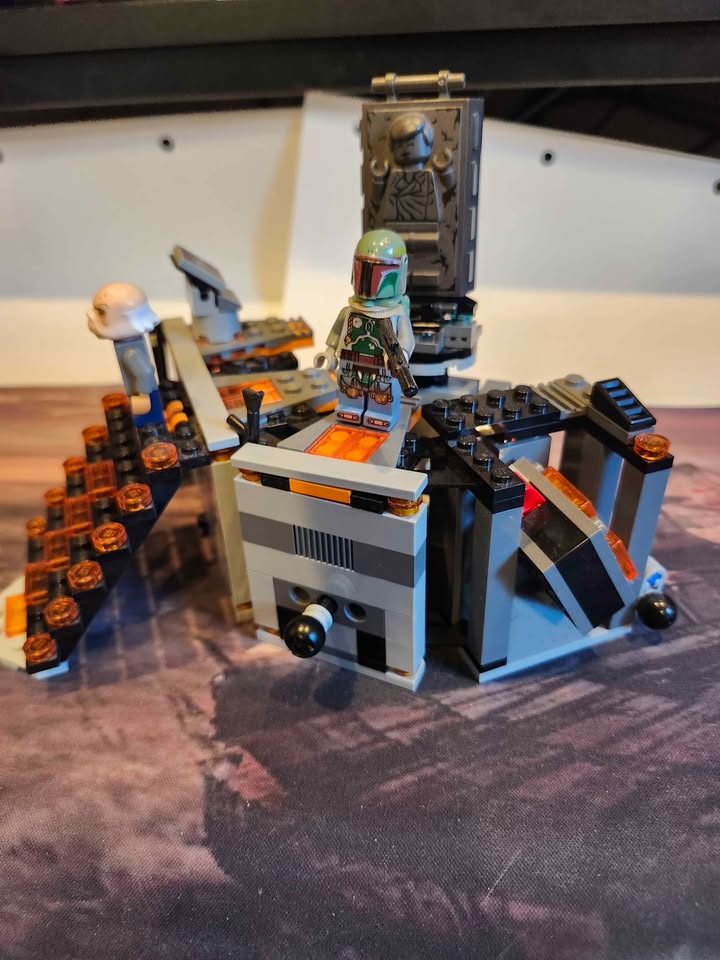 Lego Set-75137 Carbon Freezing Chamber - photo 3