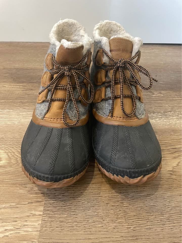 Women’s SOREL Out N About boots -size 8 - photo 3