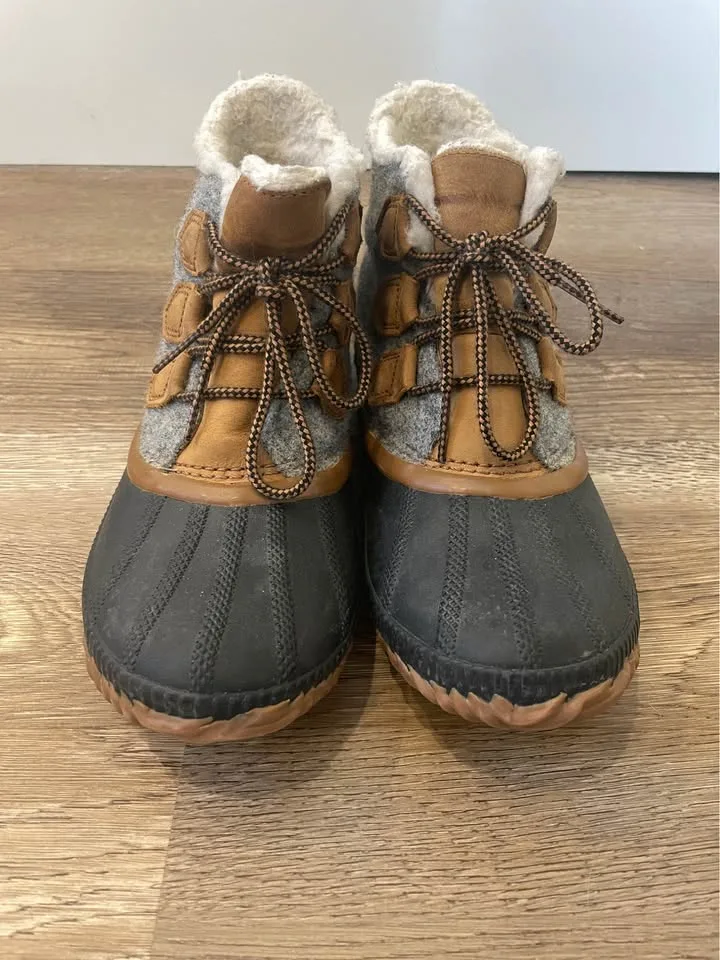 Women’s SOREL Out N About boots -size 8 image indicator(3)