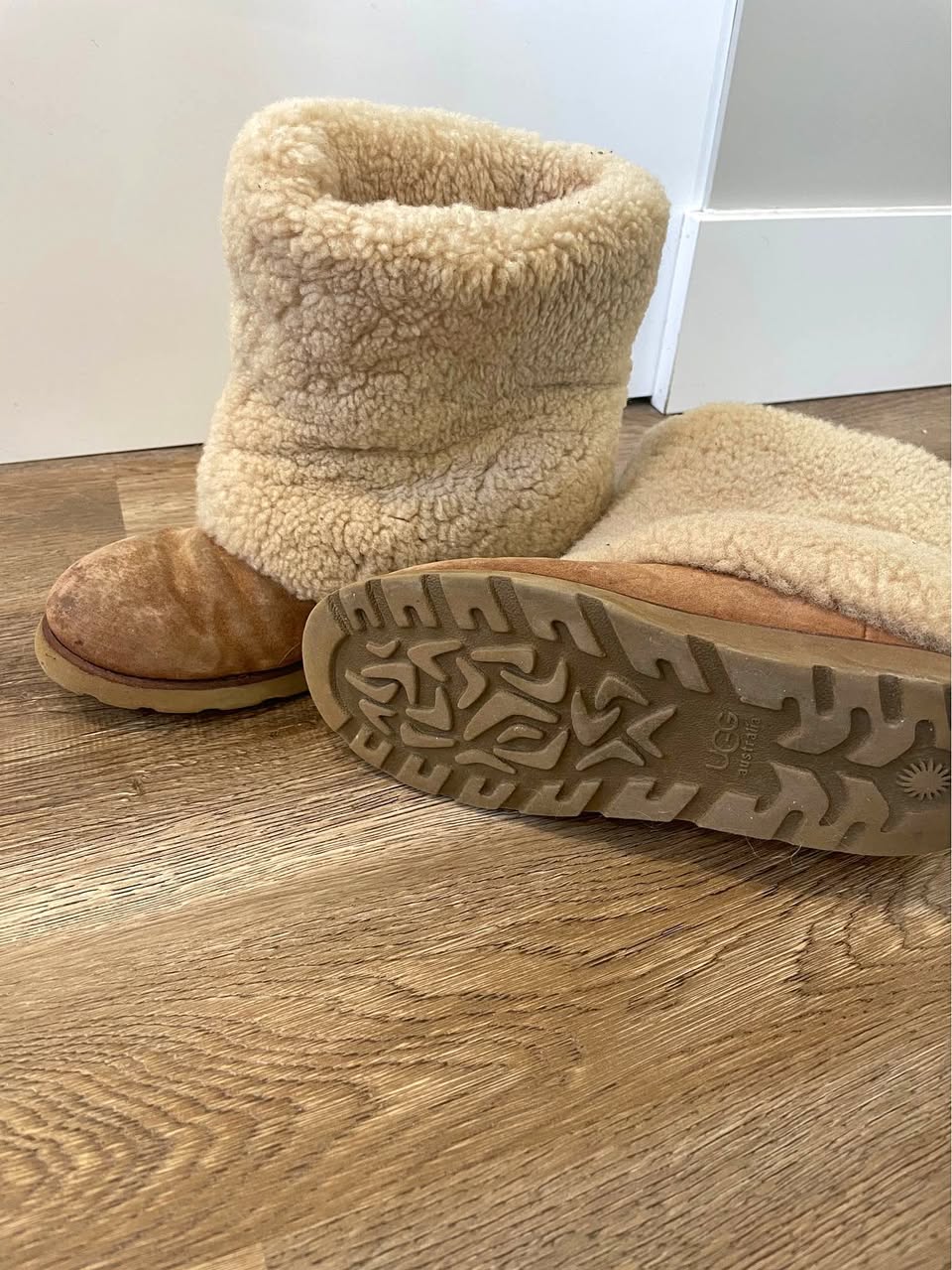 Women’s UGG Maylin suede and shearling boots - size 5