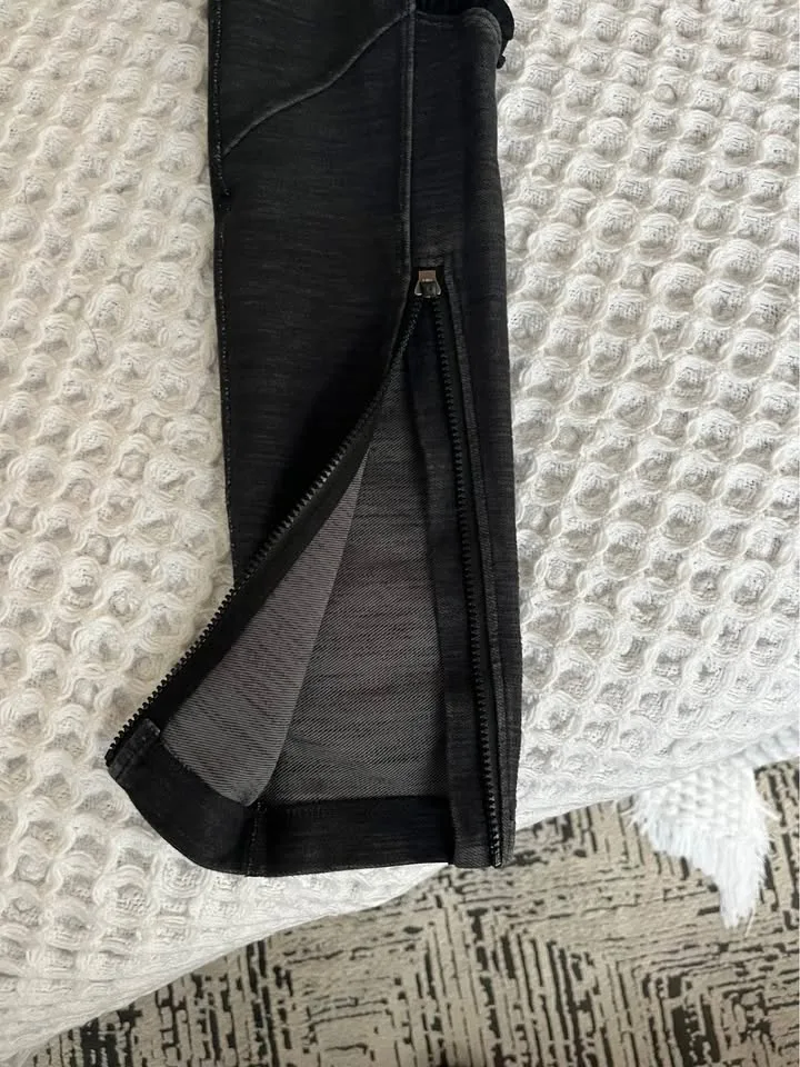 Size 4 Lululemon leggings image indicator(2)