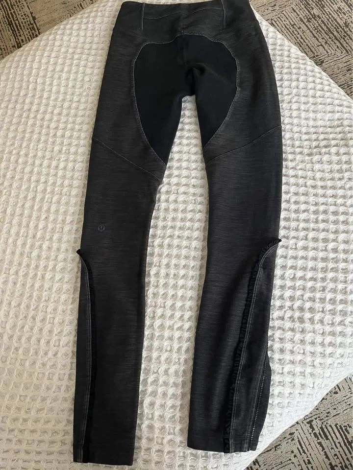 Size 4 Lululemon leggings image indicator(3)