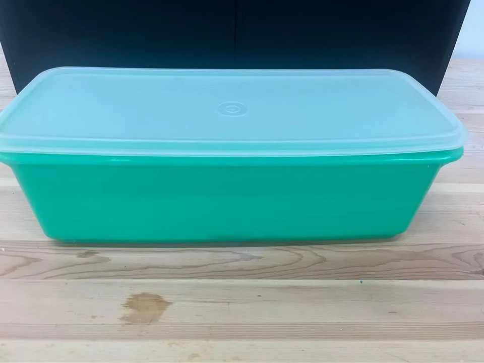 Vintage Tupperware Jadeite Green Vegetable Crisper image indicator(2)