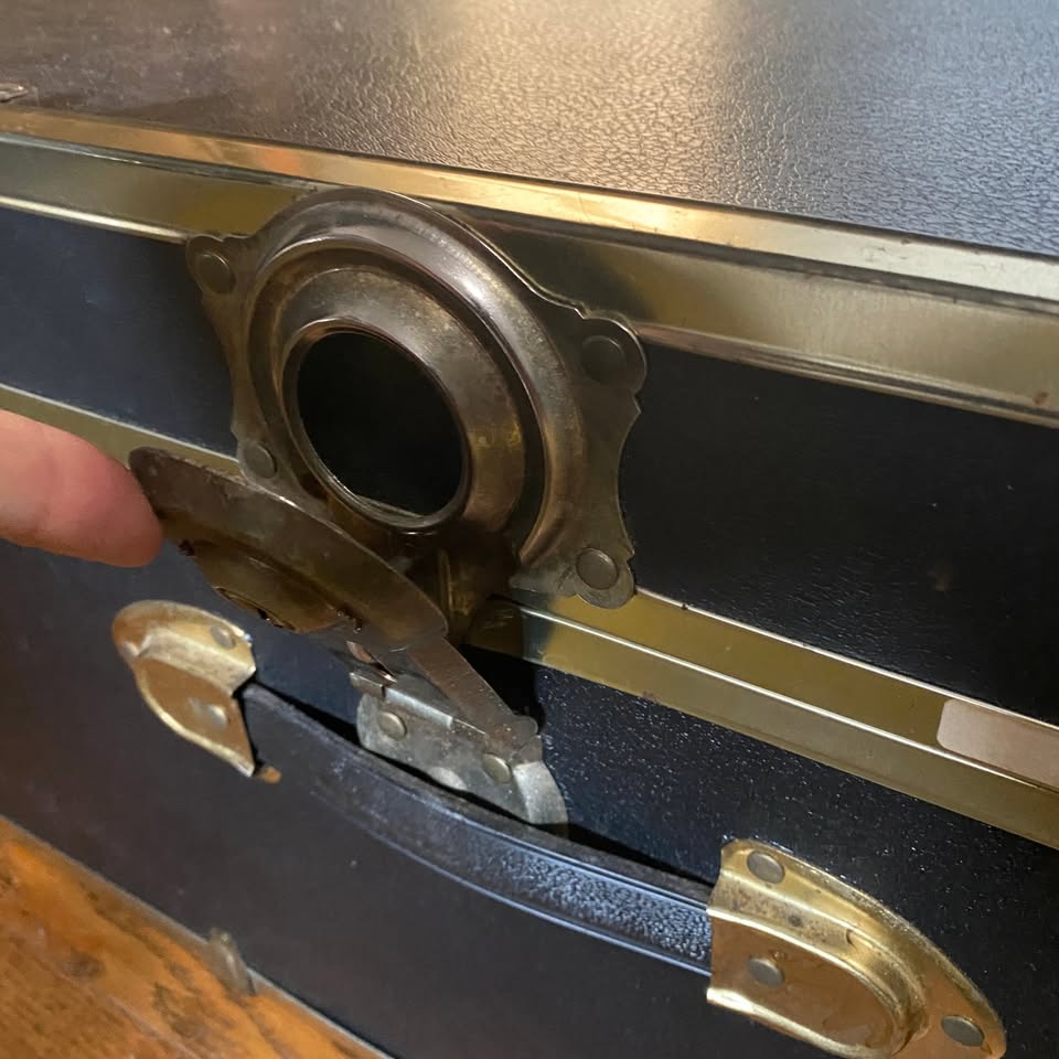 Vintage Steamer Trunk - photo 4