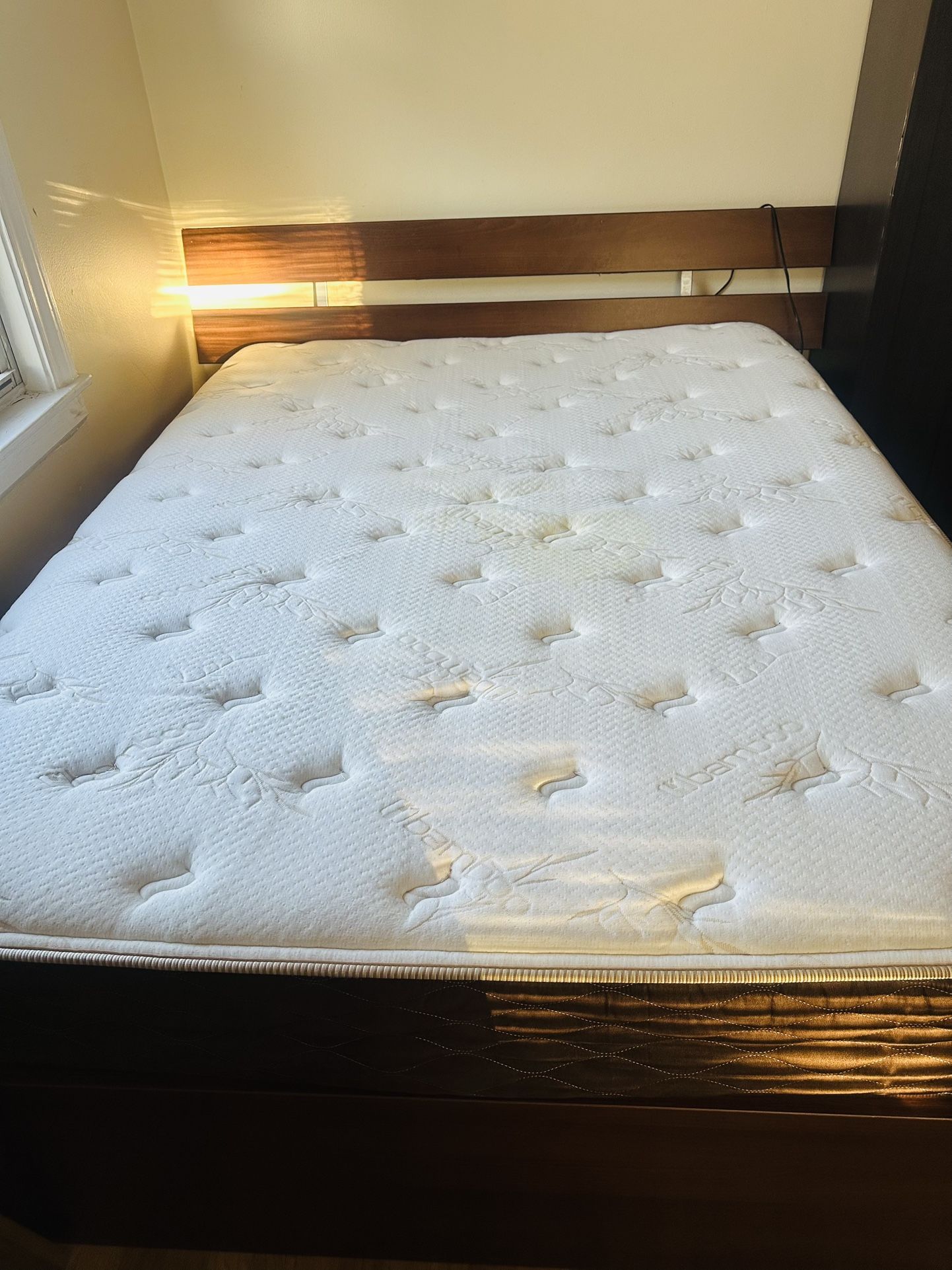 Wooden Bed Frame with Mattress – Complete Queen Set - photo 2