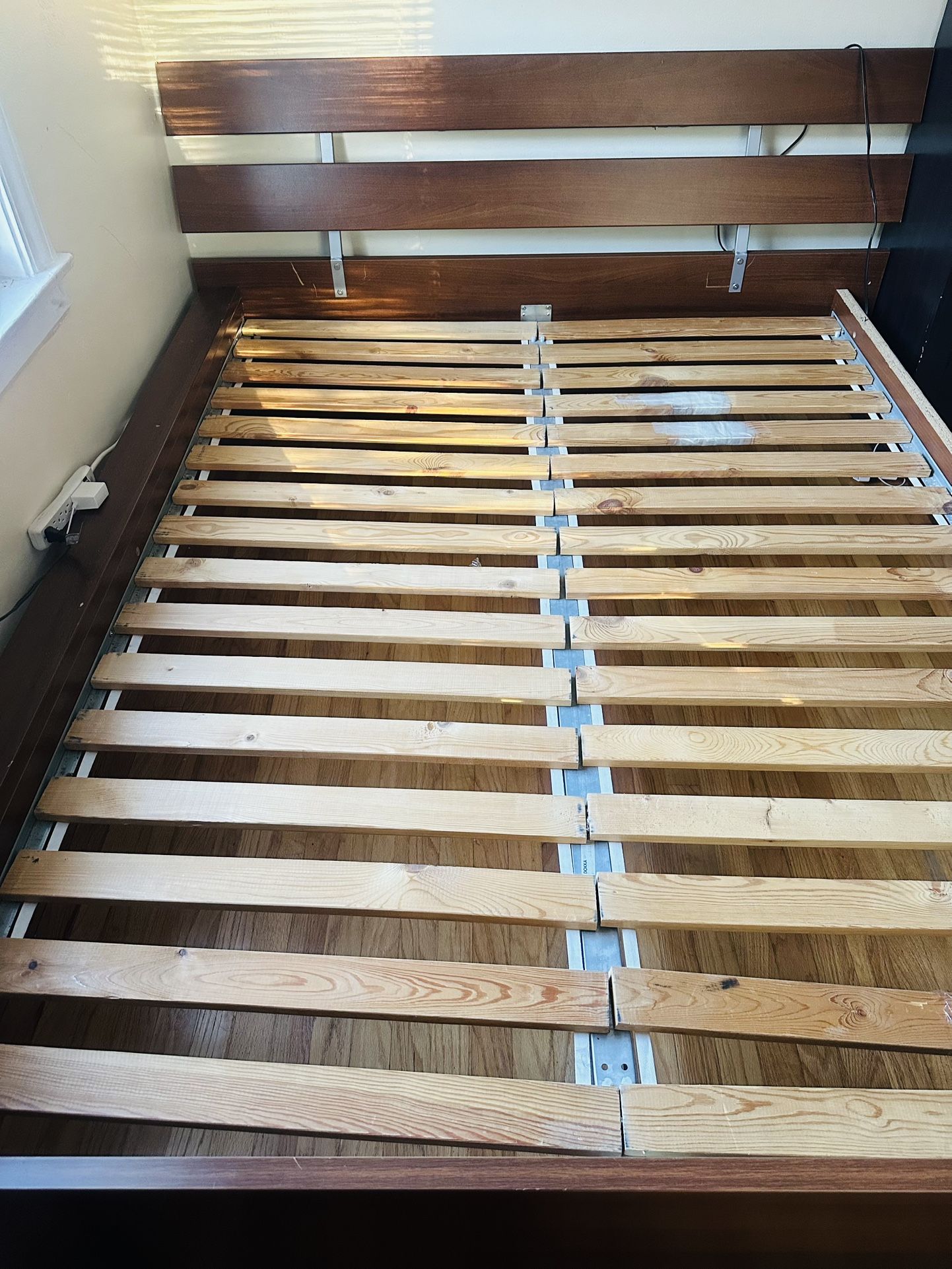 Wooden Bed Frame with Mattress – Complete Queen Set - photo 3