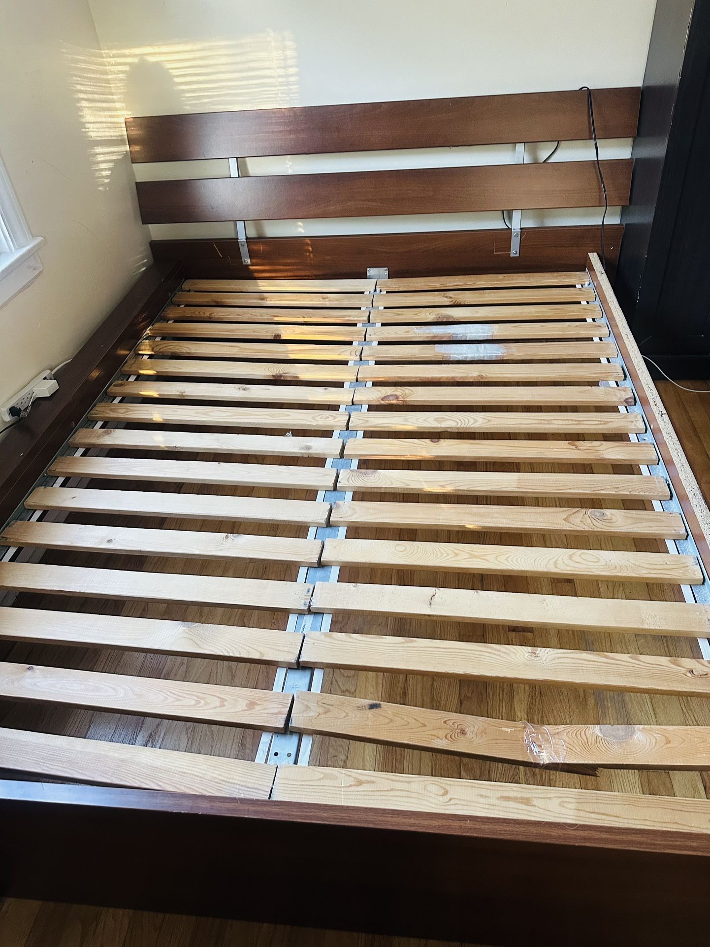 Wooden Bed Frame with Mattress – Complete Queen Set - photo 4