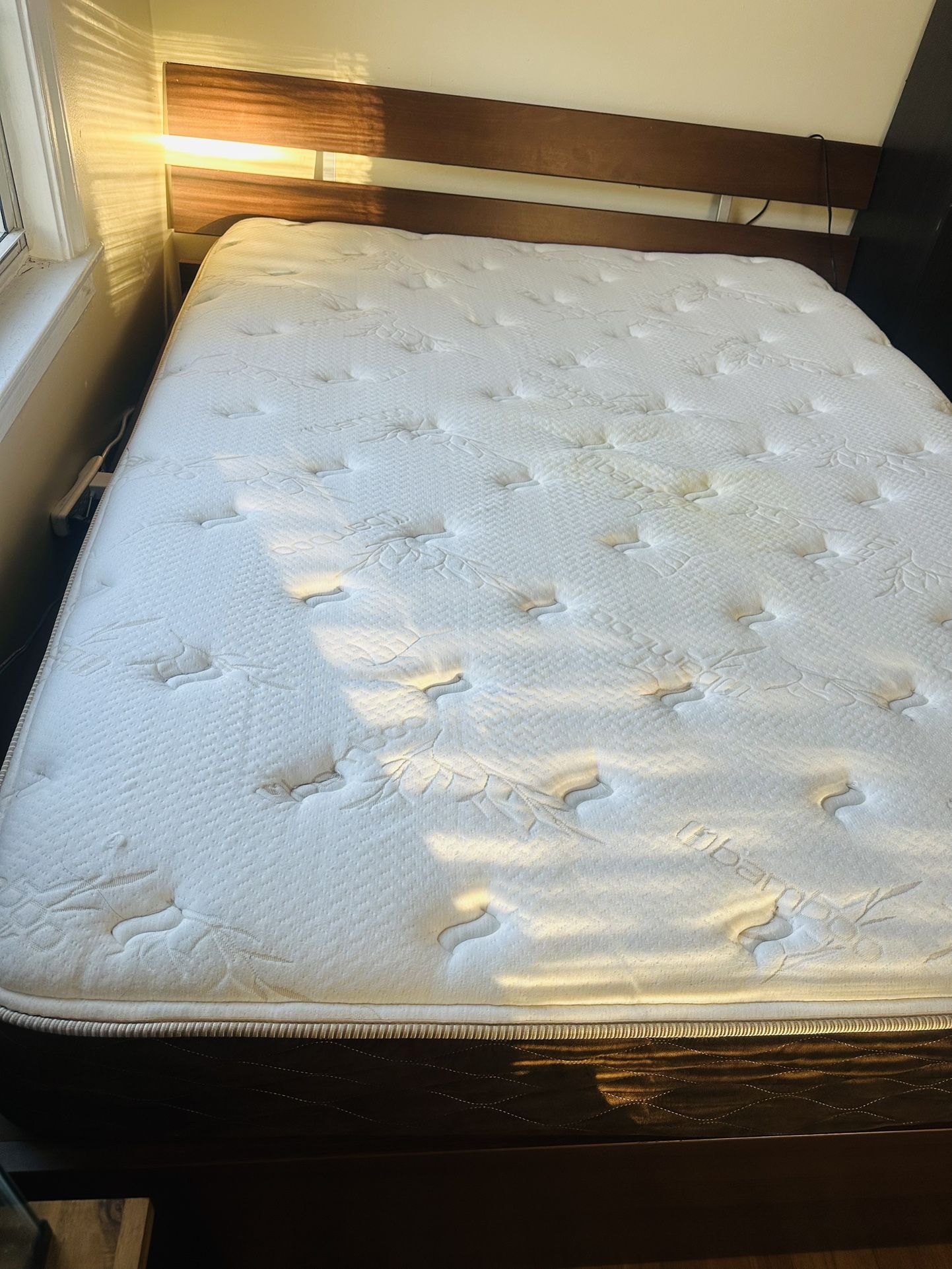 Wooden Bed Frame with Mattress – Complete Queen Set - photo 5