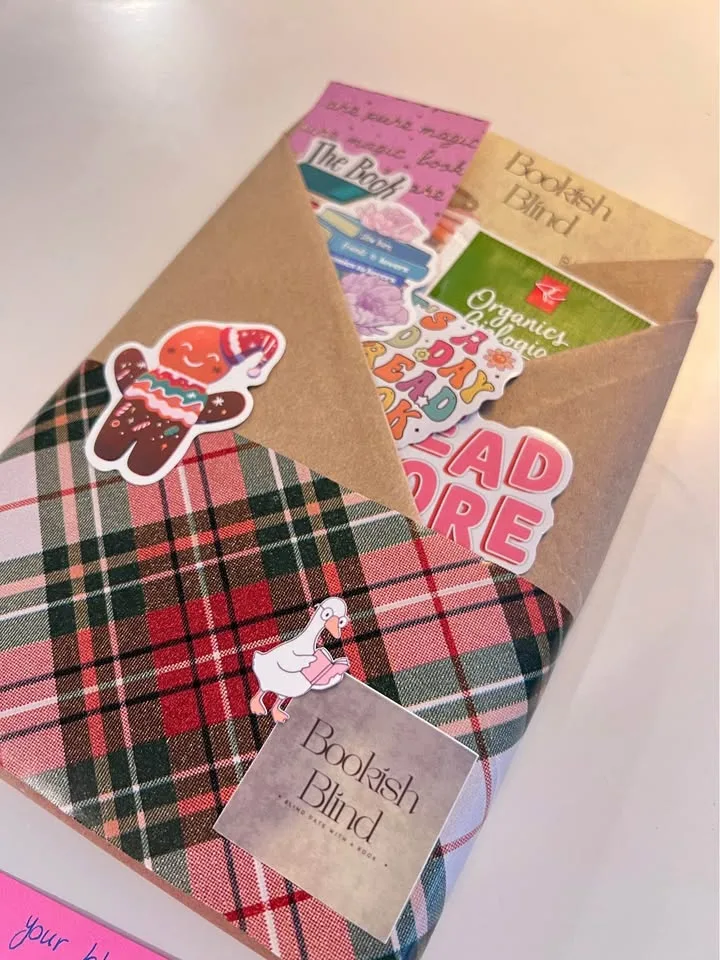 Blind Date with a Book & Cozy Christmas Vibe! 🎁🎄 image indicator(2)