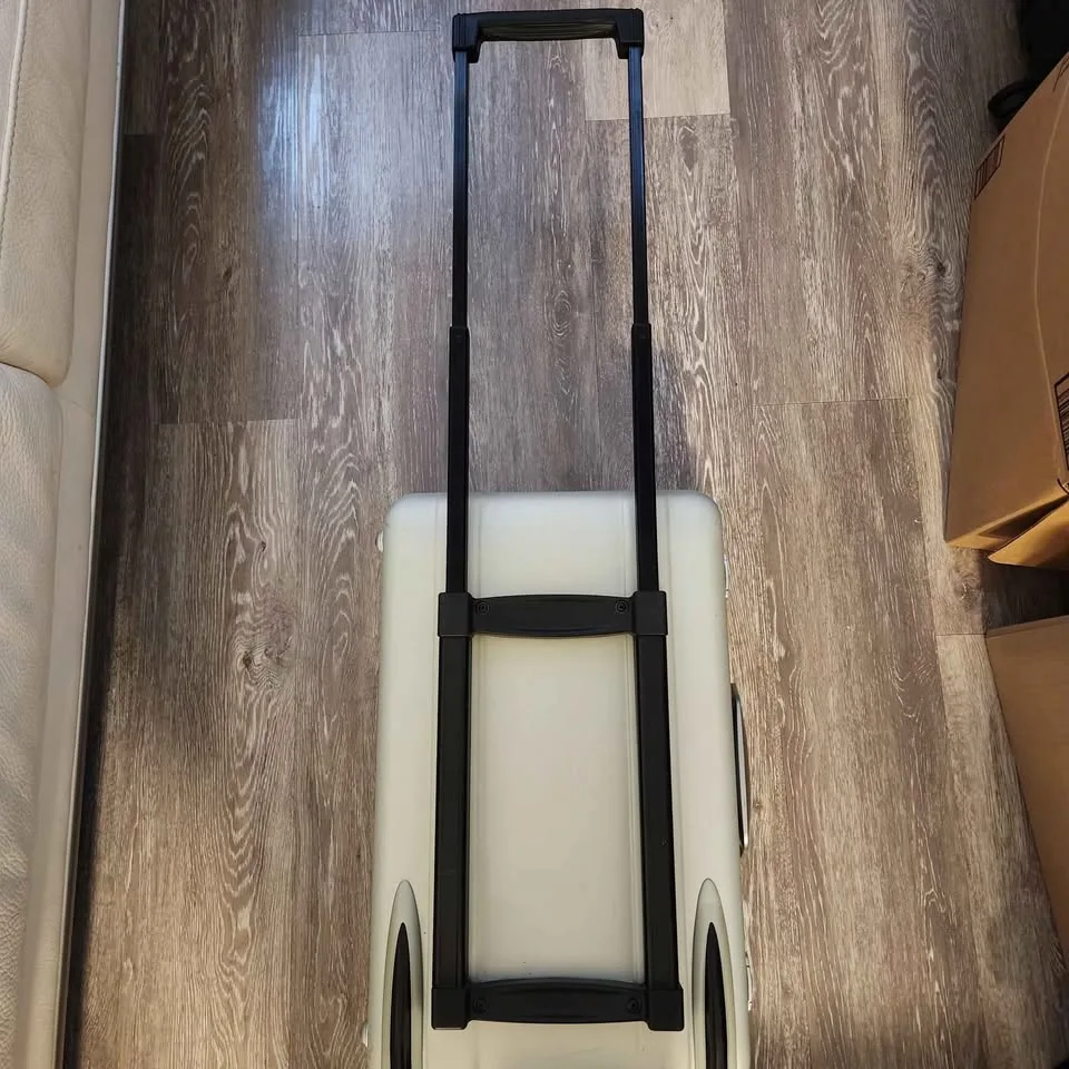 Hard Case Carry On with Wheels image indicator(4)