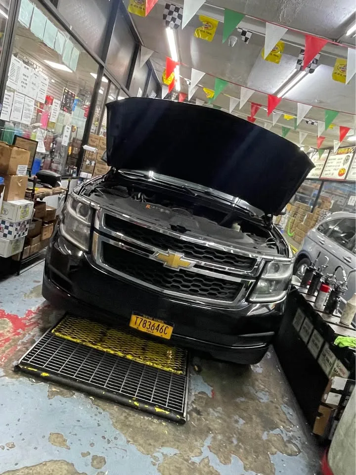 2017 Chevrolet Suburban 3500HD LT Sport Utility 4D image indicator(3)