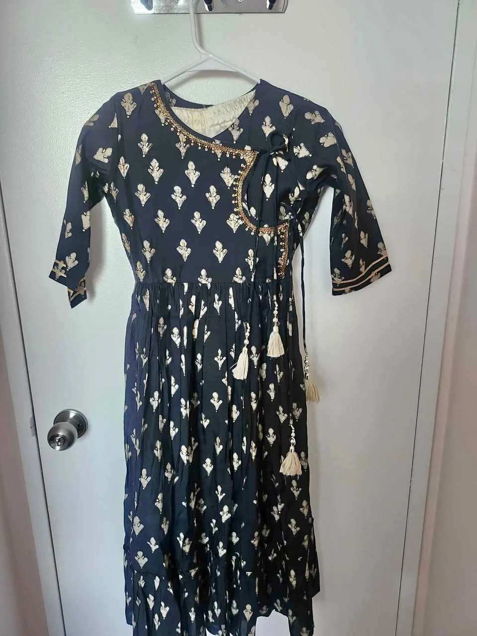 🔥 Brand New Black & Gold Dress – Girls 8-10! 🌟 thumbnail